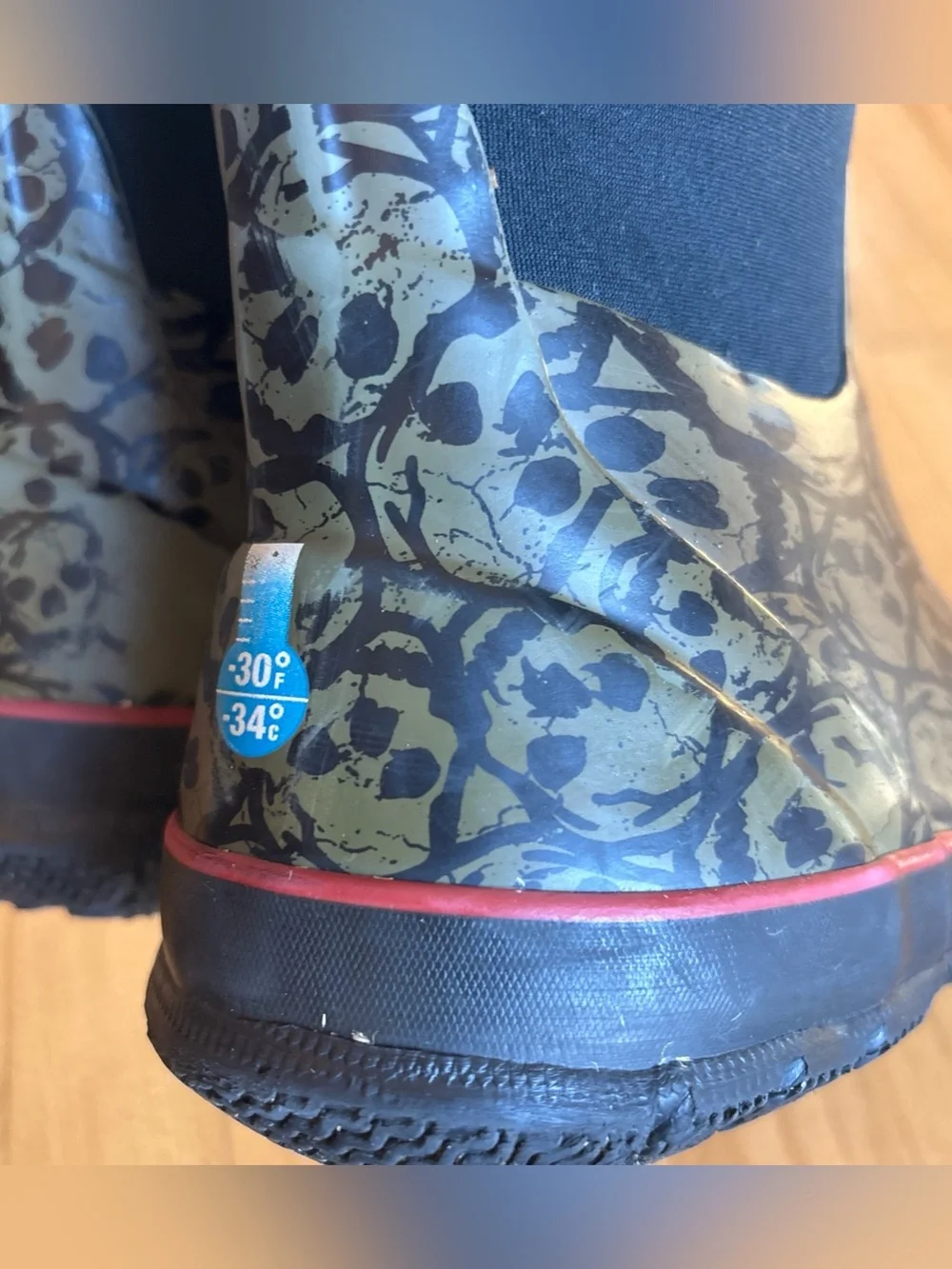 Bogs Snow Boots Classic Skulls Black Neoprene Big Kid Youth Boys Size 5 38 EU
